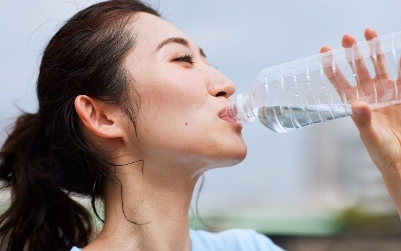 Nước khoáng có gas chỉ nên dùng bổ sung, không thay thế nước lọc